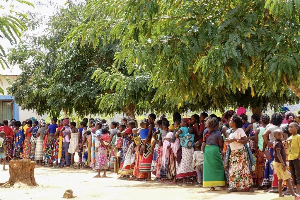 Displaced Mozambican men, women, and children gathering to receive aid
